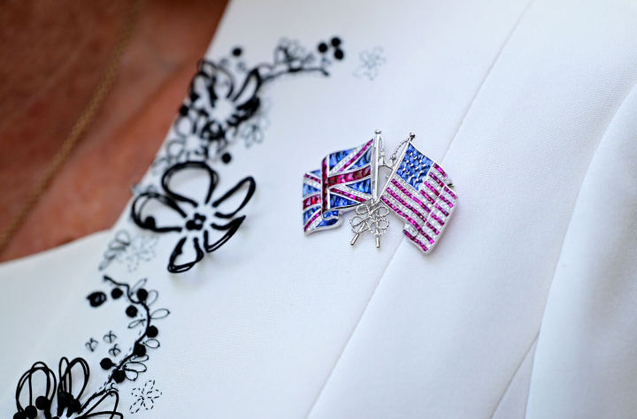 La reina Camilla con el broche con las banderas de Reino Unido y Estados Unidos que la reina Isabel II recibió como regalo en 1957 en su visita de Estado a Estados Unidos