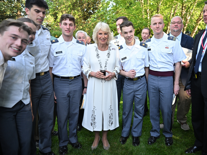 La reina Camilla con unos jóvenes cadetes de la Academia de West Point en la residencia del embajador británico en Washington en su visita de Estado a Estados Unidos