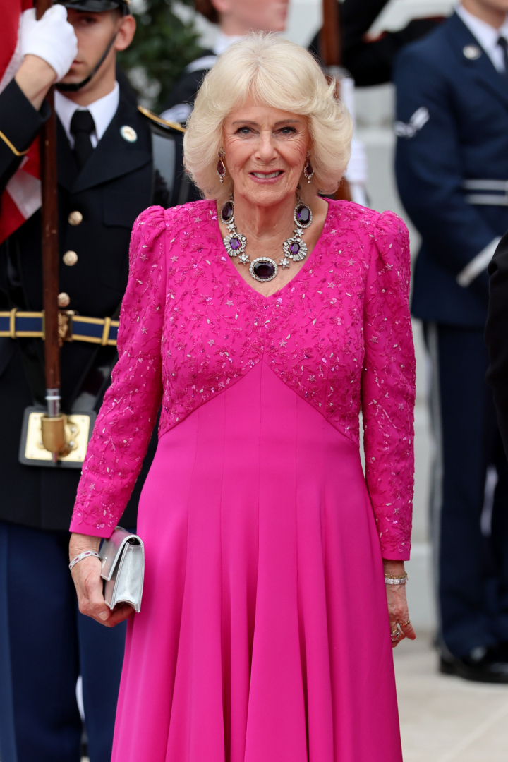 La reina Camilla con el aderezo de Amatistas de Kent y un vestido fucsia de Fiona Clare en la cena de gala en la Casa Blanca por su visita de Estado a Estados Unidos
