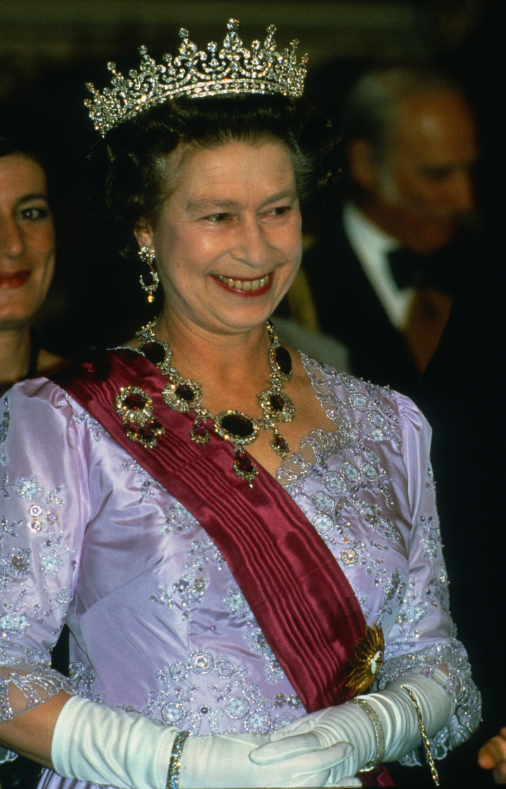 La reina Isabel II con el aderezo de amatistas de Kent en 1985 durante la cena de gala por su visita de Estado a Portugal