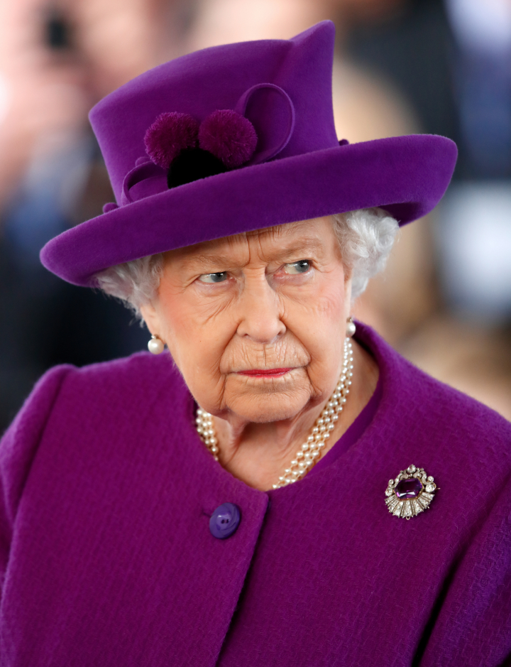 La reina Isabel II con el broche del aderezo de amatistas de Kent en una visita oficial en Aylesford, Inglaterra, en noviembre de 2019