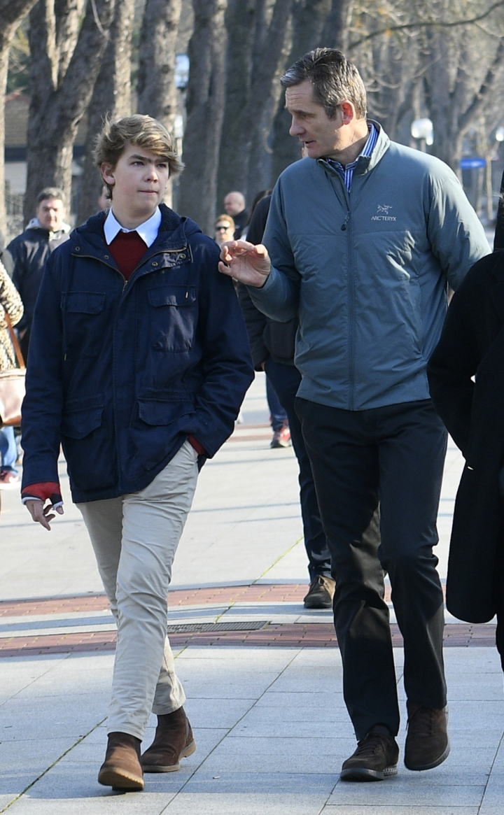 Miguel Urdangarin y su padre Iñaki Urdangarin hablando durante un paseo por Vitoria en Navidad de 2019
