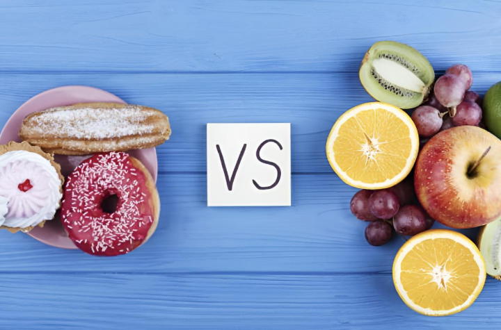 Un plato con bollería industrial frente a uno lleno de frutas