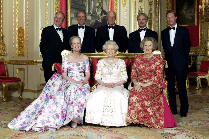 Alberto de Bélgica, el rey Juan Carlos, Harald de Noruega, Carlos Gustavo de Suecia, Enrique de Luxemburgo, Margarita de Dinamarca, Isabel II y Beatriz de Holanda, los reyes reinantes en 2002
