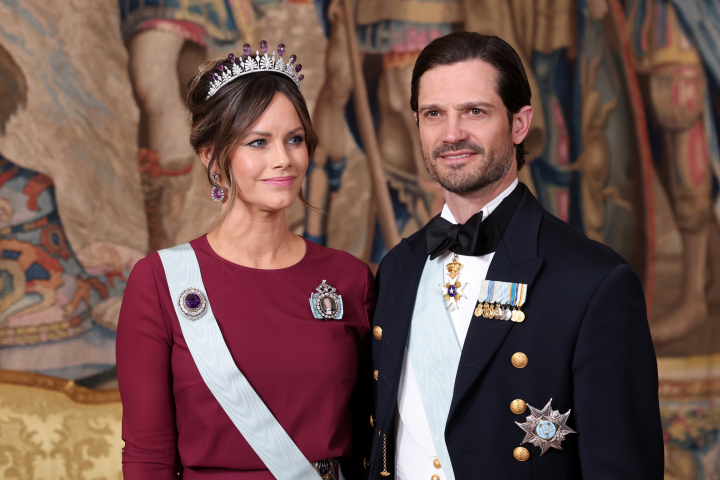 Carlos Felipe y Sofia de Suecia con la Tiara Palmette en la cena de gala por el 80º cumpleaños de Carlos Gustavo de Suecia