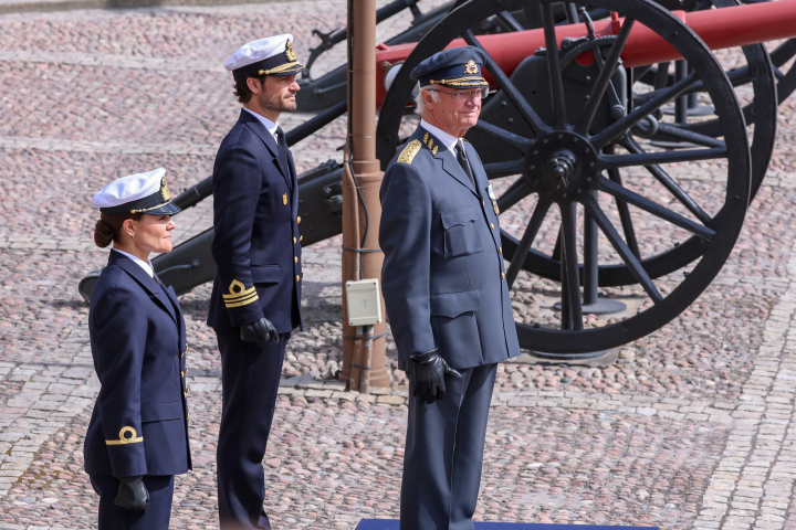 Carlos Gustavo de Suecia con sus hijos Victoria de Suecia y Carlos Felipe de Suecia en la celebración de su 80º cumpleaños en el Palacio Real de Estocolmo