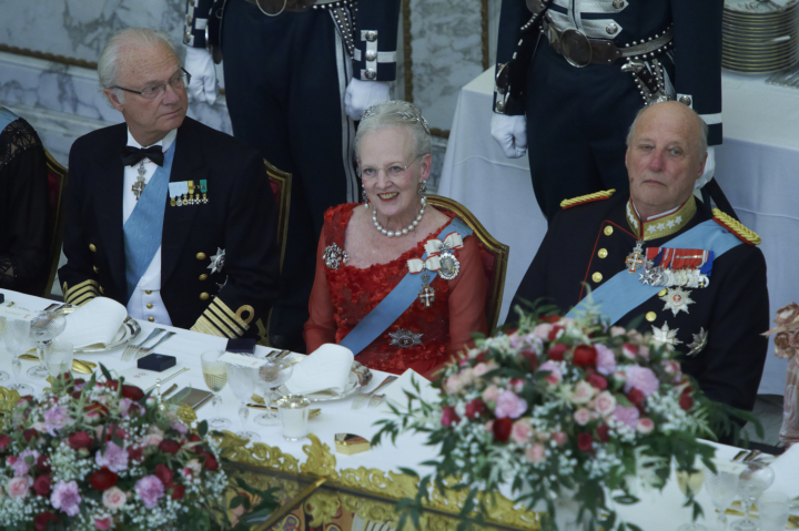 Carlos Gustavo de Suecia, Margarita de Dinamarca y Harald de Noruega en la cena de gala por el 75º cumpleaños de la reina Margarita
