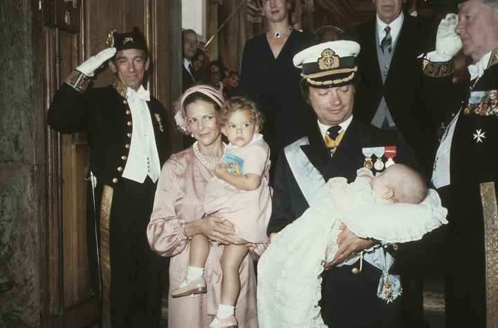 Carlos Gustavo y Silvia de Suecia con sus hijos Victoria y Carlos Felipe en el bautizo del príncipe Carlos Felipe en 1979