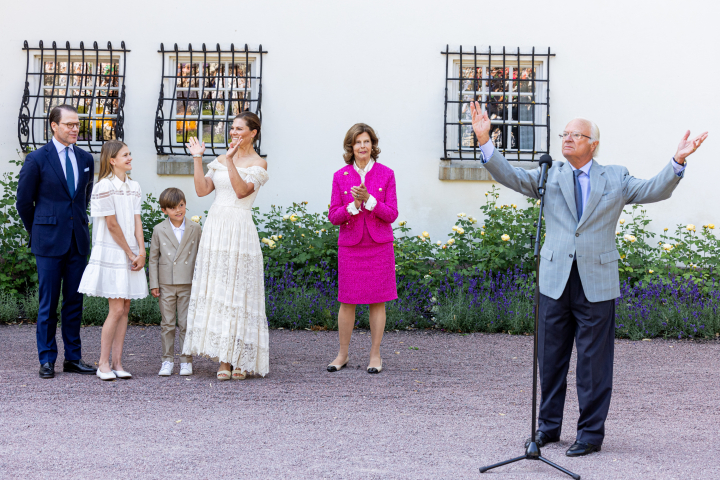 Carlos Gustavo y Silvia de Suecia con Victoria y Daniel de Suecia y sus hijos Estelle y Oscar de Suecia en el cumpleaños de la princesa heredera en Solliden en 2023
