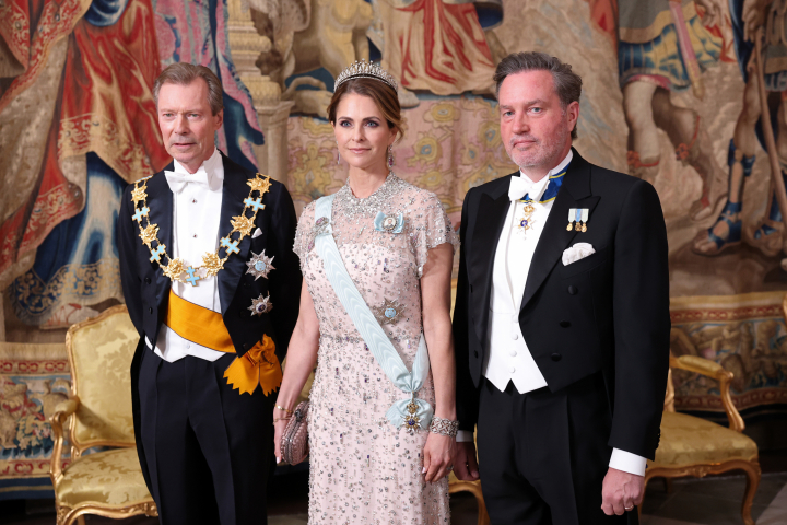 Enrique de Luxemburgo, Magdalena de Suecia con la Tiara Fringe y Chris O'Neill en la cena de gala por el 80º cumpleaños de Carlos Gustavo de Suecia
