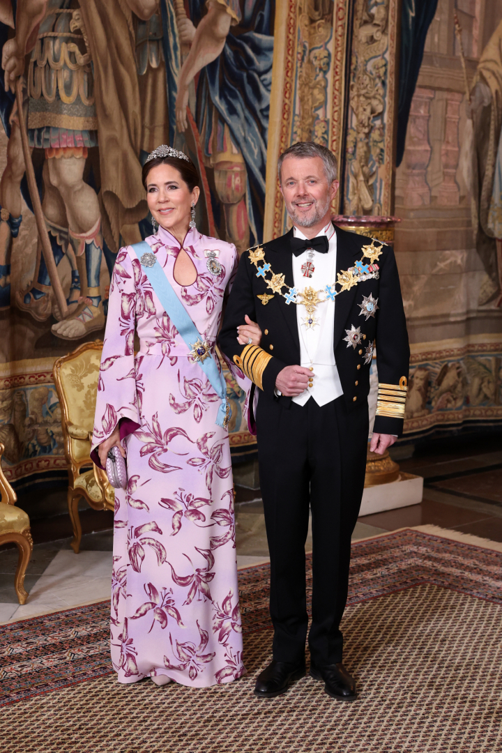 Federico y Mary de Dinamarca, con una pulsera de la reina Lovisa utilizada por primera vez como tiara, en la cena de gala por el 80º cumpleaños de Carlos Gustavo de Suecia