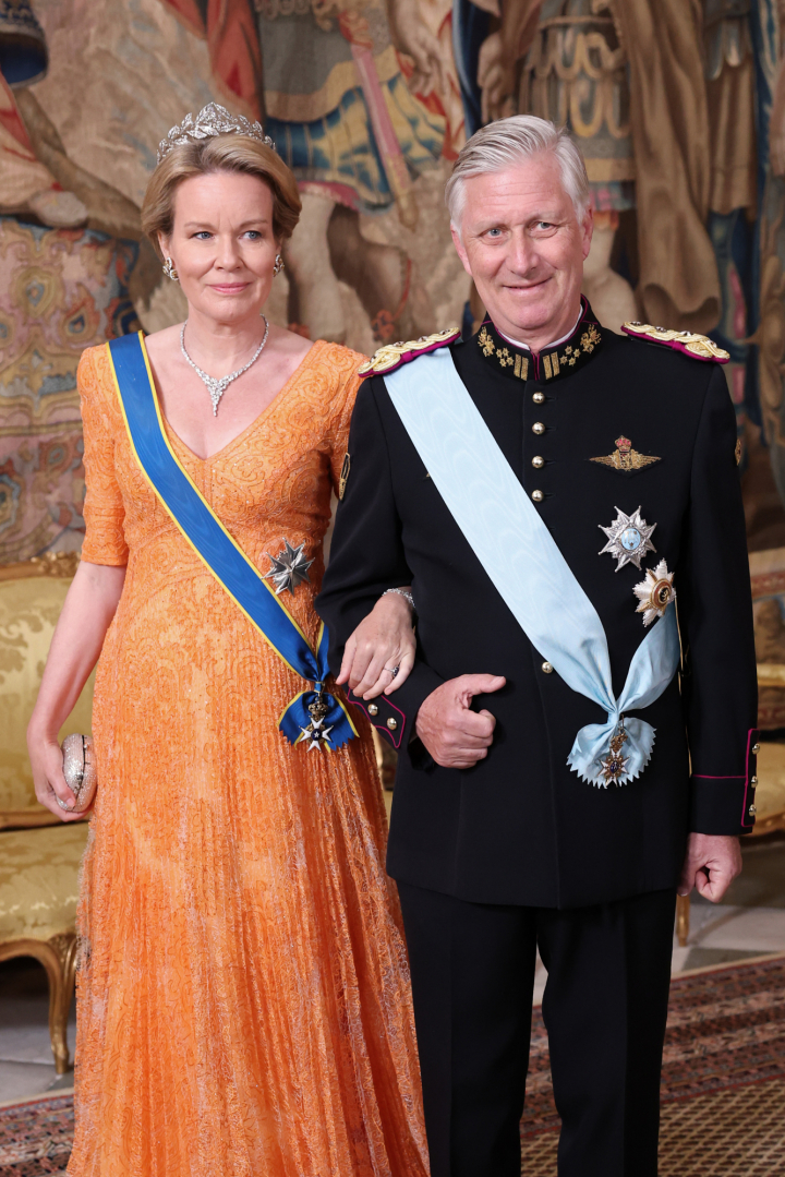 Felipe y Matilde de Bélgica, con la Tiara de Laurel, en la cena de gala por el 80º cumpleaños de Carlos Gustavo de Suecia