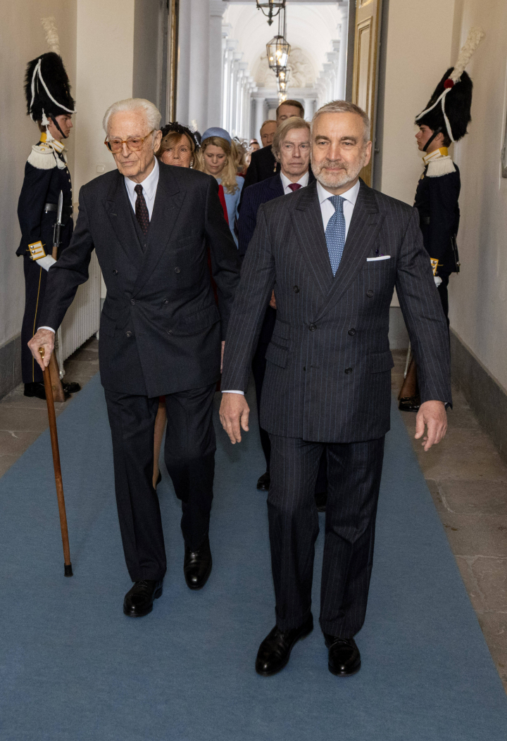 Franz de Baviera y 	Thomas Greinwald, su pareja desde 1980, en las celebraciones por el 80º cumpleaños de Carlos Gustavo de Suecia