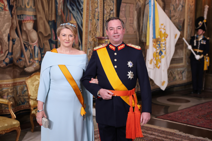Guillermo y Stéphanie de Luxemburgo, con la Tiara de Aguamarinas, en la cena de gala por el 80º cumpleaños de Carlos Gustavo de Suecia