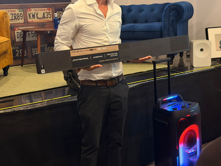 La barra de sonido QS95GH de Samsung.