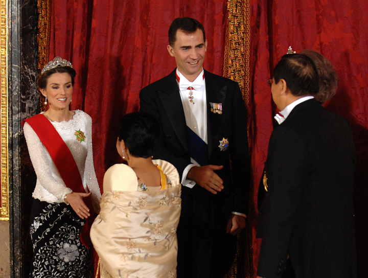 La reina Letizia con la Tiara Mellerio de la Chata en la cena de gala por la visita de Estado de la presidenta de Filipinas en 2007