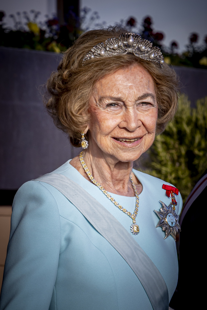 La reina Sofía con la Tiara Mellerio de la Chata en la cena de gala por el 80º cumpleaños del rey Carlos XVI Gustavo de Suecia