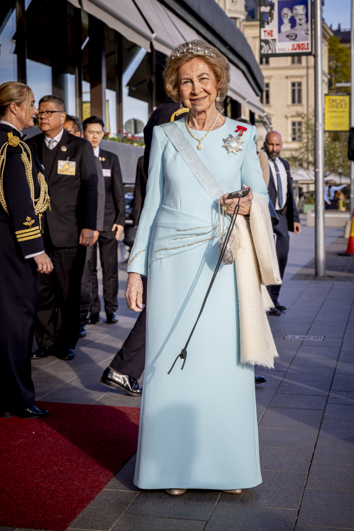 La reina Sofía con la Tiara Mellerio de la Chata y un vestido azul turquesa en la cena por el 80º cumpleaños de Carlos Gustavo de Suecia