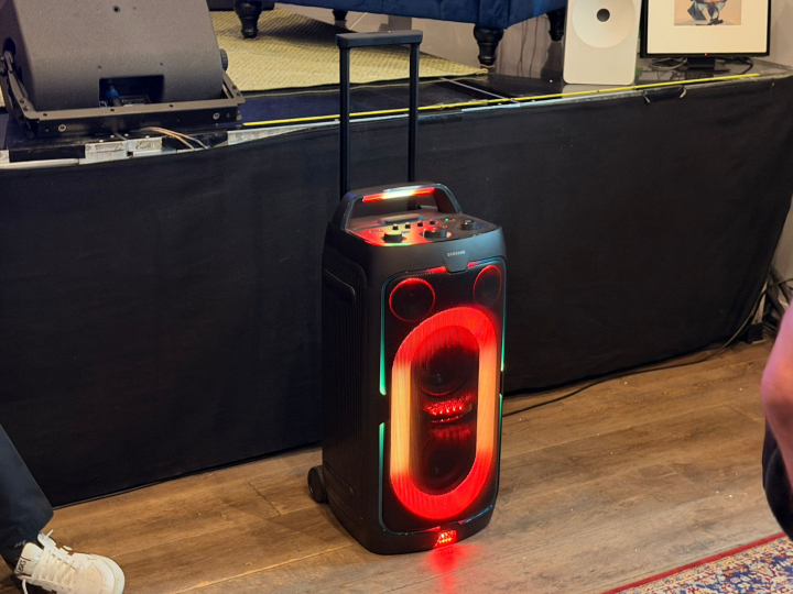 La Sound Tower MX-ST50F de Samsung, con la banderita de España.