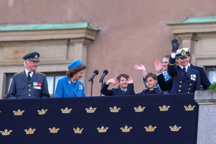Los reyes de Suecia, Alexander de Suecia, Oscar de Suecia, Estelle de Suecia y la princesa heredera Victoria de Suecia en el 80º cumpleaños del rey Carlos Gustavo de Suecia