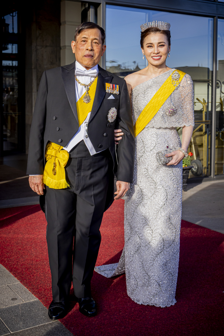 Los reyes de Tailandia en la cena de gala por el 80º cumpleaños de Carlos Gustavo de Suecia