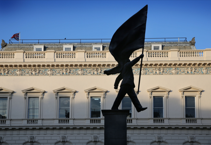 Una nueva estatua satírica atribuida a Banksy apareció en Waterloo Place el 29 de abril de 2026 en Londres, Inglaterra