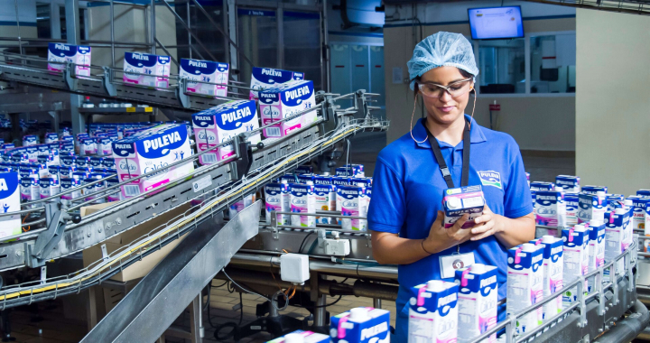 Una técnica en la fábrica de Puleva.