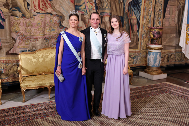 Victoria y Daniel de Suecia y su hija Estelle de Suecia en la cena de gala por el 80º cumpleaños de Carlos Gustavo de Suecia
