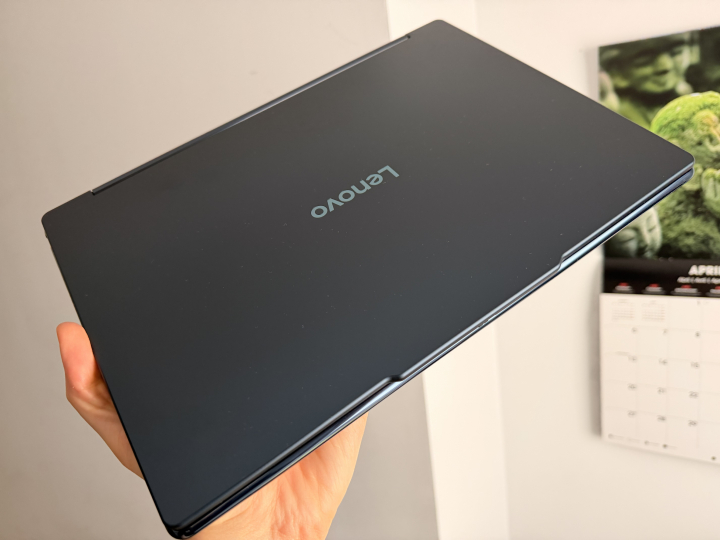 El Lenovo Yoga 9i (2 en 1) Gen 10, en un color azul muy elegante.