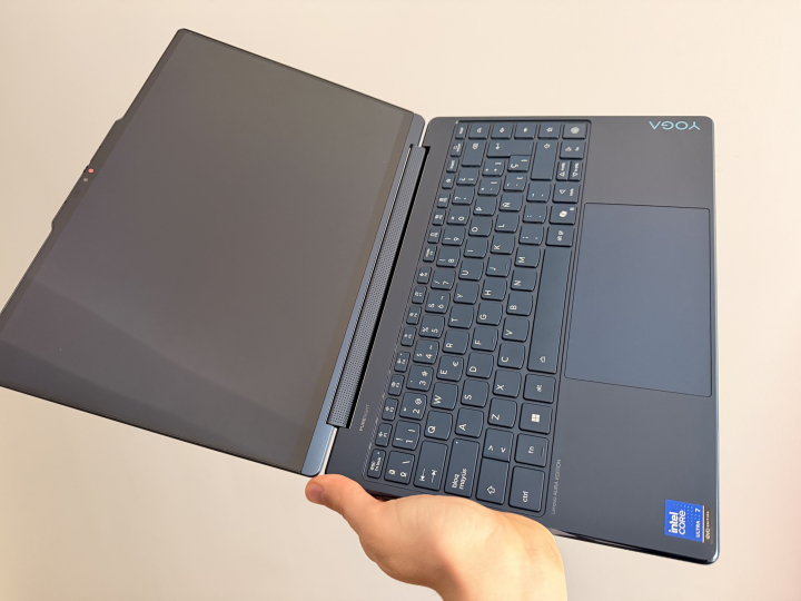 El Lenovo Yoga 9i (2 en 1) Gen 10, en un color azul muy elegante.
