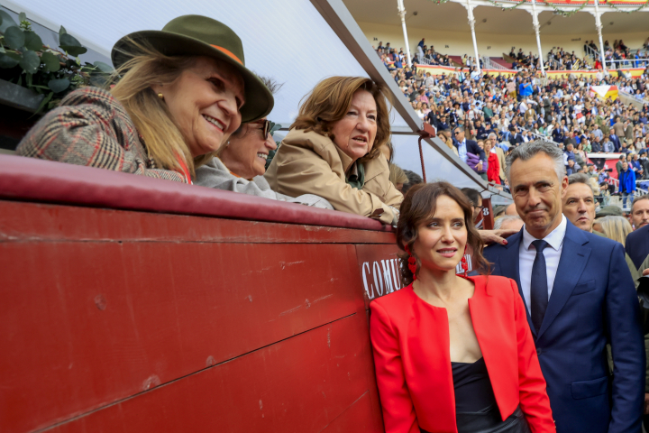 La presidenta de la Comunidad de Madrid, Isabel Díaz Ayuso, y la infanta Elena.
