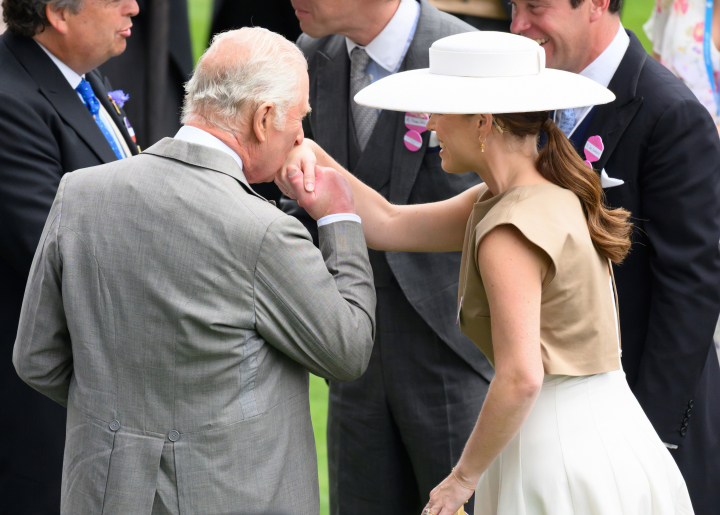 Carlos III besando la mano de su sobrina, Eugenia de York, en Ascot 2025