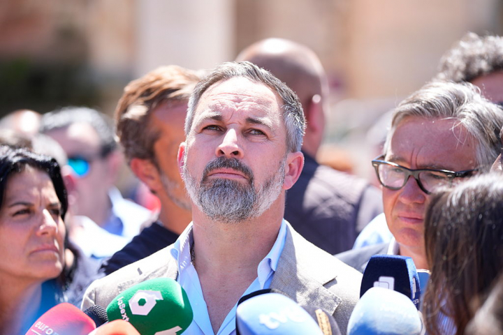 El presidente de Vox, Santiago Abascal, atiende a los medios en Andújar (Jaén) el 16 de marzo de 2026, en la precampaña de las elecciones andaluzas.