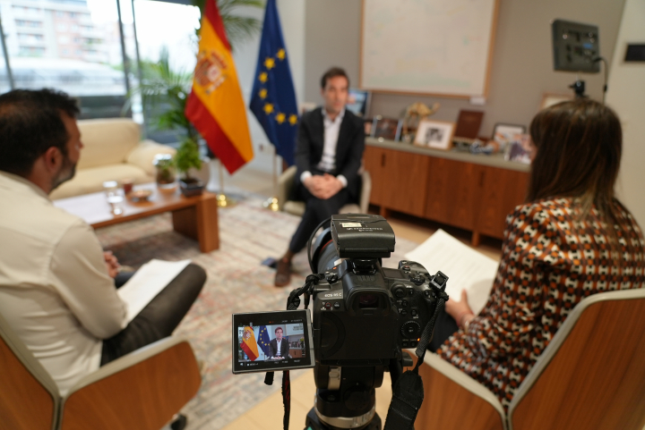 El vicepresidente primero del Gobierno y ministro de Economía, Carlos Cuerpo, durante su entrevista con El HuffPost