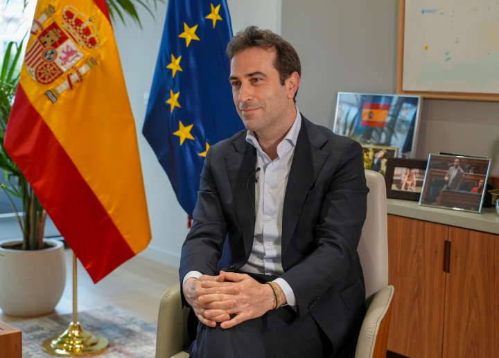 El vicepresidente primero del Gobierno y ministro de Economía, Carlos Cuerpo, durante su entrevista con El HuffPost
