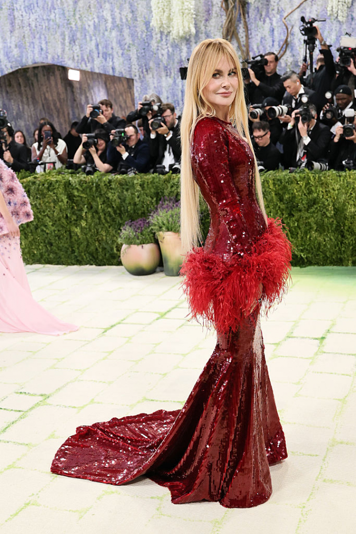 alt="alt="La actriz, una de las anfitrionas, ha elegido un vestido rojo cargado de lentejuelas y plumas.""