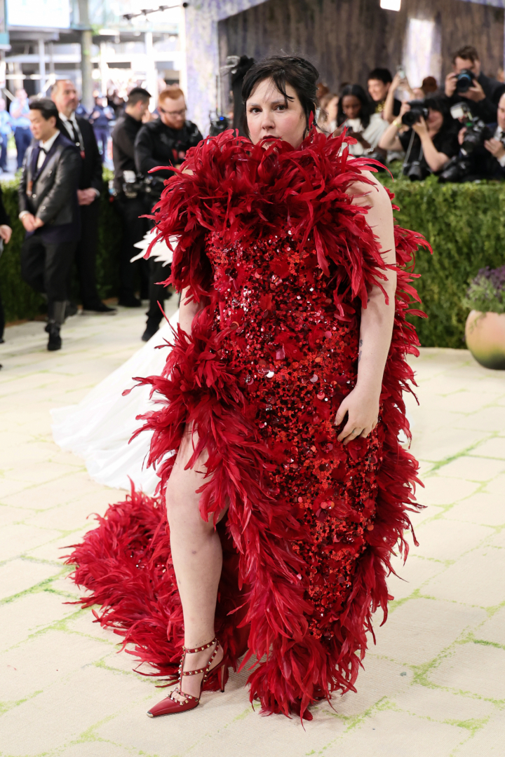 alt="alt="La actriz y directora ha apostado por un diseño rojo plagado de plumas.""