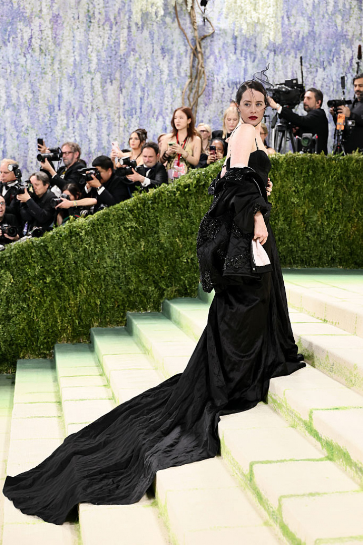 alt="alt="La protagonista de 'The Crown', con un diseño negro con una larga cola y un tocado transparente.""
