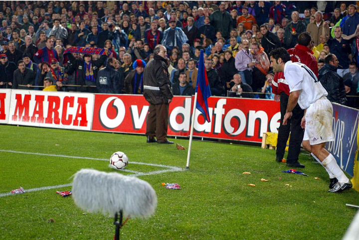 Luis Figo en el Camp Nou en 2002. Miles de aficionados lanzaron objetos al césped y se tuvo que parar el partido unos minutos.