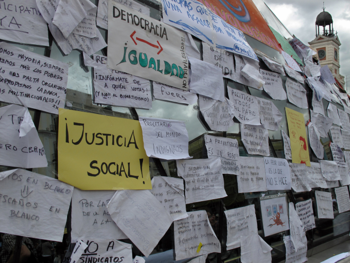 Textos pegados en la boca de Metro de la Puerta del Sol durante el 15-M en 2011.