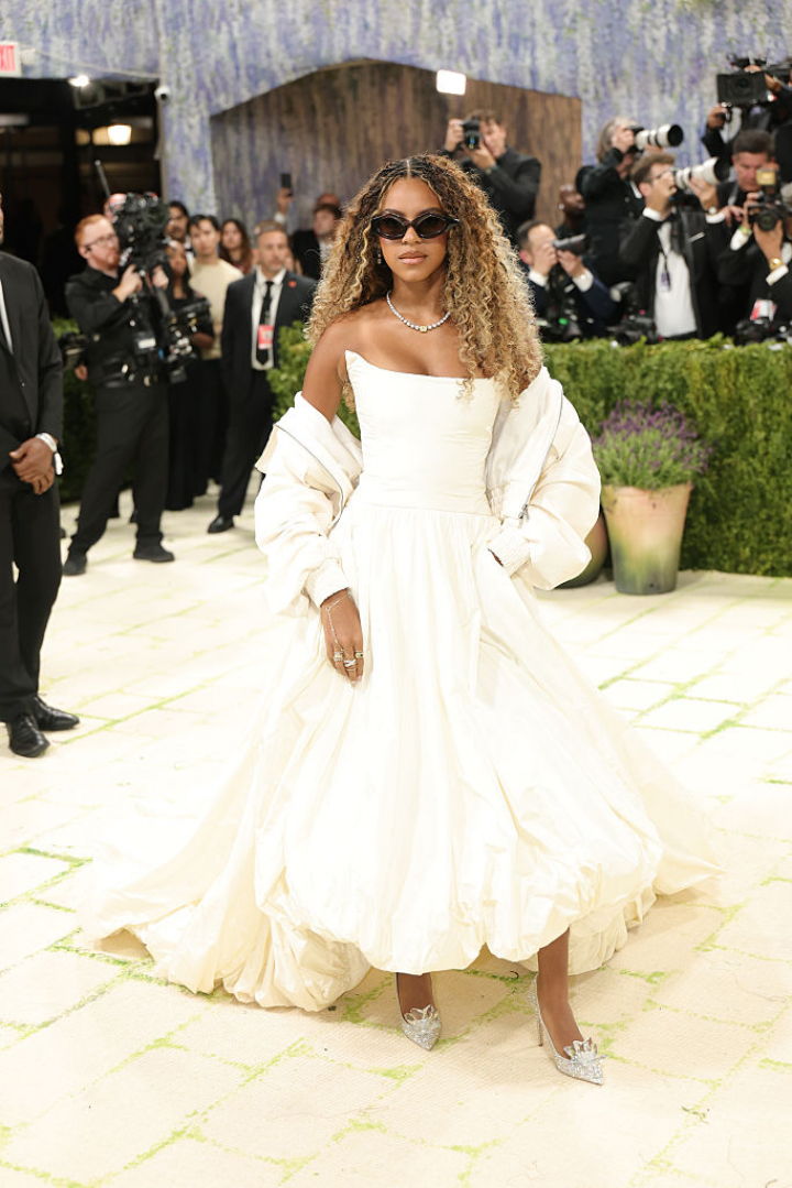 alt="alt="Beyoncé acudió con su hija, que apostó por un vestido de falda con gran volumen combinado con una cazadora a juego.""