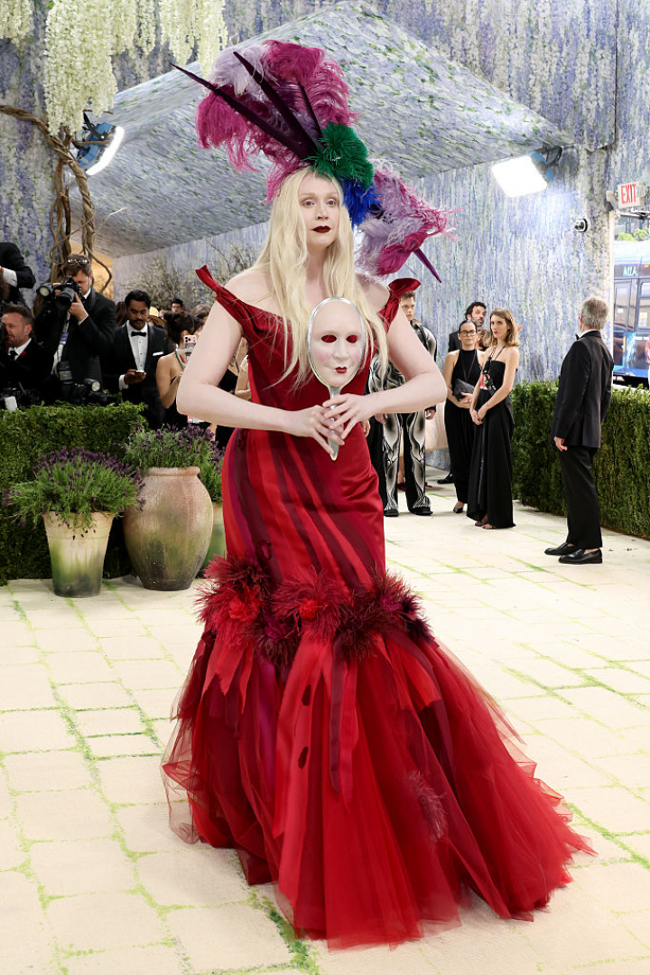 alt="alt="Con un diseño de Giles Deacon, la actriz ha pisado la alfombra roja apostando por la teatralidad.""
