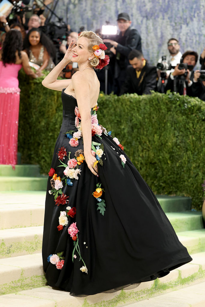 alt="alt="Con un delicado vestido palabra de honor de Dior con flores colocadas estratégicamente.""
