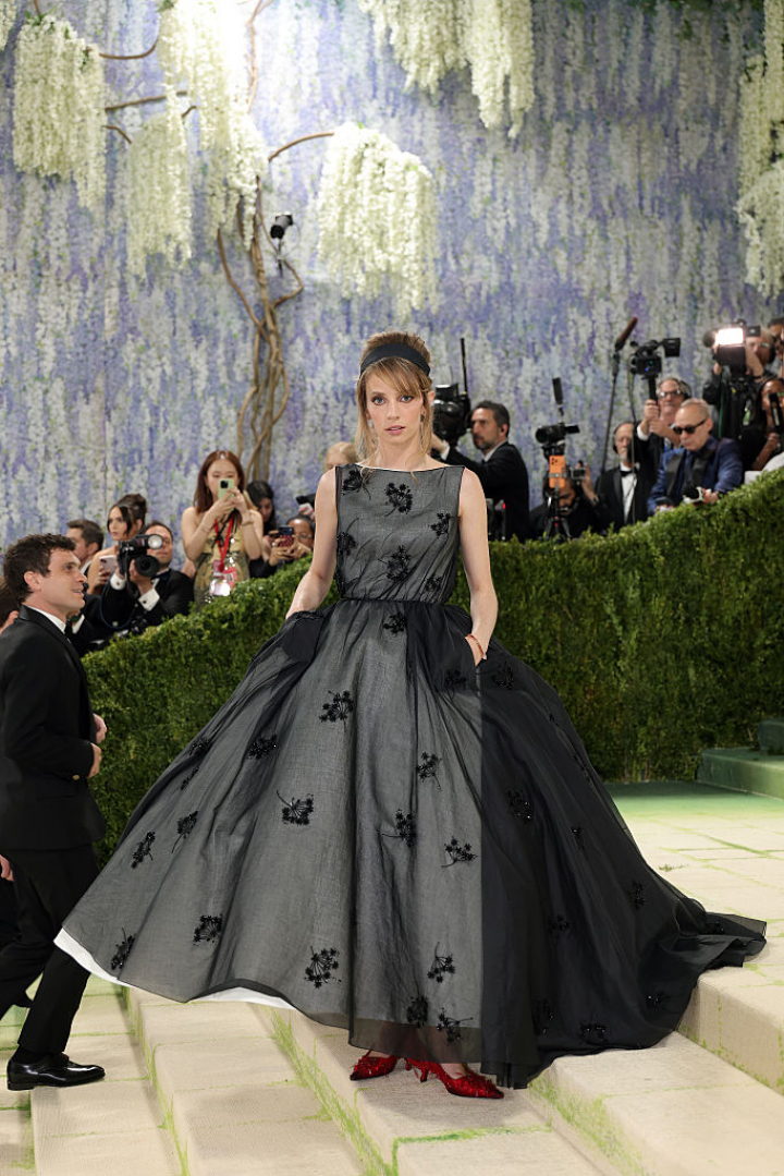 alt="alt="Con un voluminoso vestido de Prada inspirado en Fragonard.""
