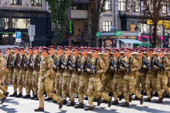 alt="alt="Parade of troops on Khreshchatyk in honor of 27 anniversary of independence of Ukraine. Soldiers and officers of assault troops of the Armed Forces of Ukraine take part in the parade.  Numerous residents and guests of Kiev are watching the parade along the main street of Kiev.""