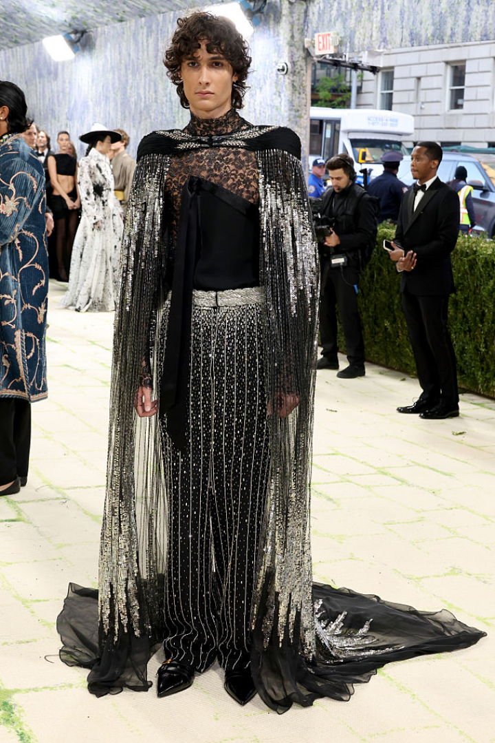 alt="alt="El cantante ha debutado en la gala con esta capa con 500 horas de trabajo detrás de Valentino.""