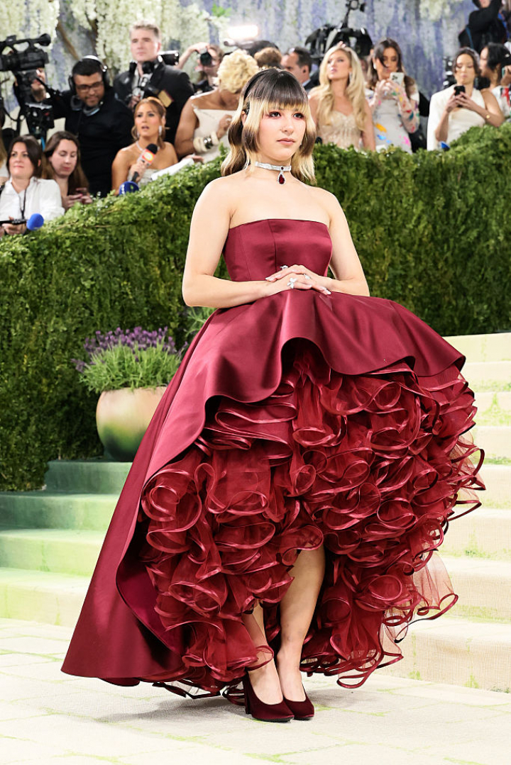 alt="alt="El debut en el Met de la campeona olímpica: con volantes de Louis Vuitton.""