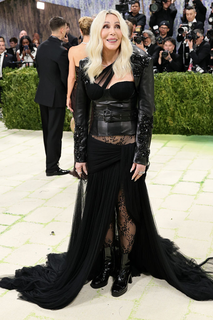 alt="alt="El icono de la música pisó la alfombra con este diseño de cuero, encaje y transparencias de Burberry.""
