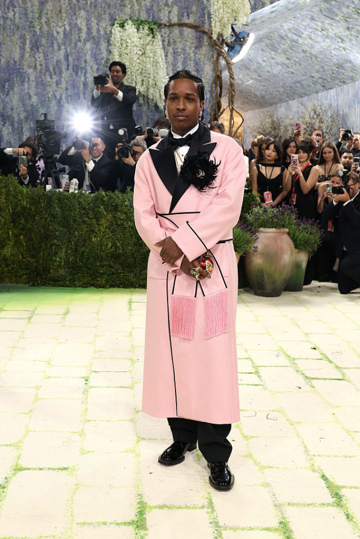alt="alt="El rapero, pareja de Rihanna, fue cómodo con este batín rosa de Chanel.""