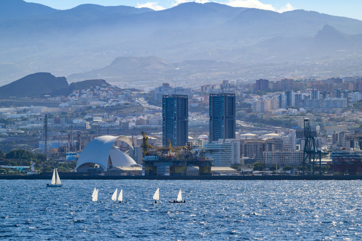 Sailboats navigating the Atlántic Ocean with the Santa Cruz de Tenerife cityscape and mountains
